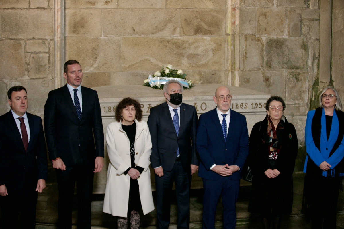 Ofrenda floral por el 75º aniversario del fallecimiento de Castelao, en San Domingos de Bonaval (Santiago de Compostela)