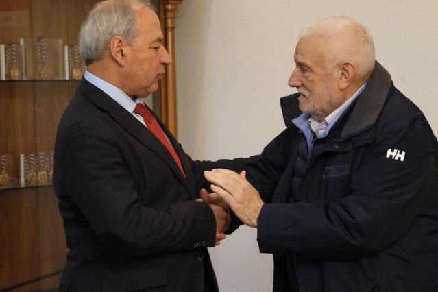 El presidente de la Diputación de Lugo, José Tomé Roca, y su homólogo de la Fundación de Daño Cerebral, Luis Abelleira Mayor,  firman un convenio