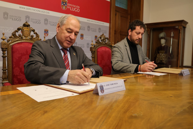 El presidente de la Diputación de Lugo, José Tomé, firma un convenio con el alcalde de Taboada, Roi Rigueira