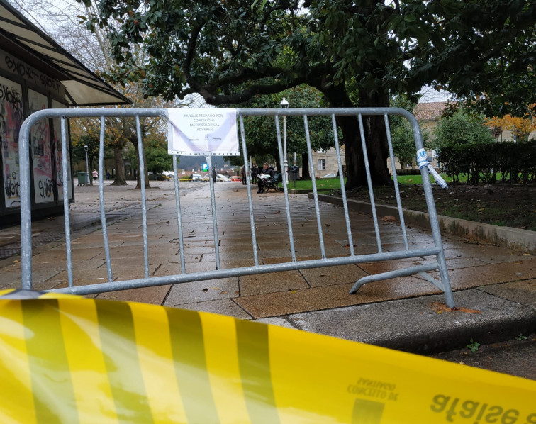 A Coruña, Santiago o Lugo cierran sus parques hasta jueves por el temporal que barrerá Galicia