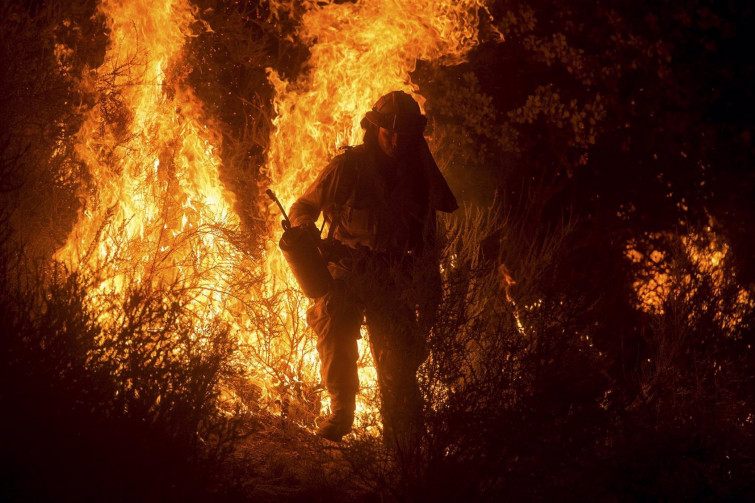 Los Ángeles en llamas: tres focos, 30.000 personas evacuadas, decenas de casas incendiadas...