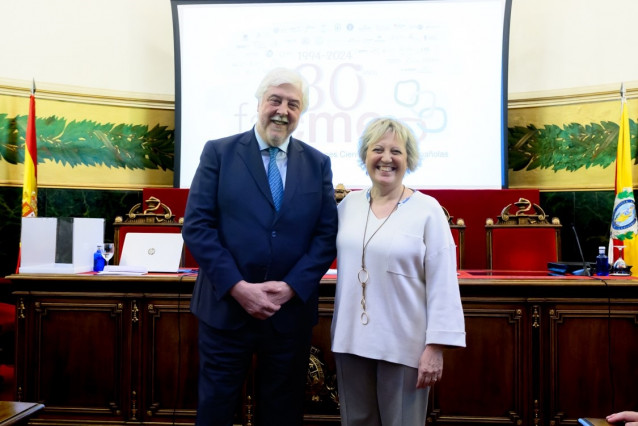 El doctor Andrés Íñiguez, junto a la doctora Cristina Avendaño.