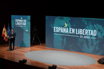 El presidente del Gobierno, Pedro Sánchez, interviene durante el acto 'España en Libertad', en el Auditorio del Museo Nacional Centro de Arte Reina Sofía.