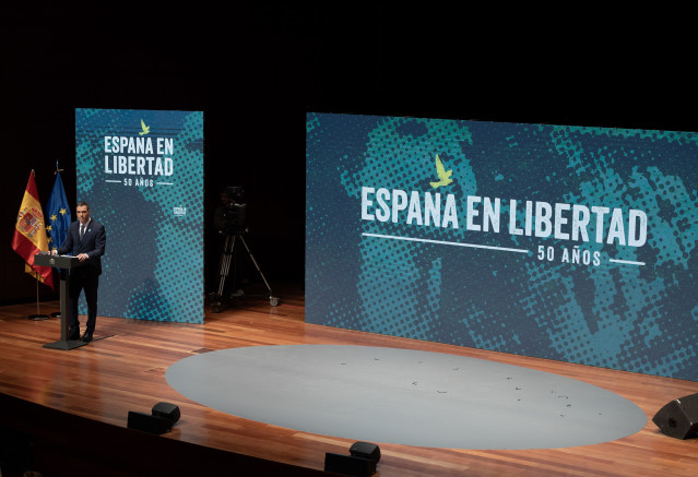 El presidente del Gobierno, Pedro Sánchez, interviene durante el acto 'España en Libertad', en el Auditorio del Museo Nacional Centro de Arte Reina Sofía.