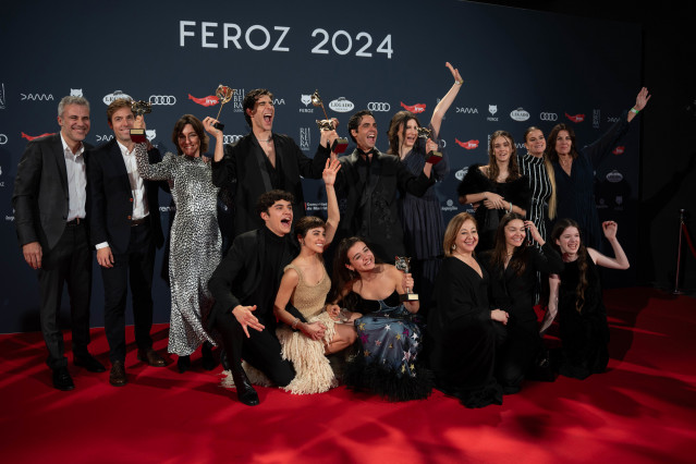 Archivo - El equipo de 'La Mesías' posa tras recibir numerosos premios durante la gala de la XI edición de los Premios Feroz, en el Palacio de Vistalegre, a 26 de enero de 2024, en Madrid