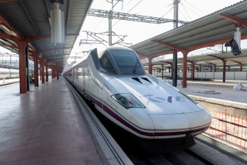 Un tren de Renfe en la estación de Chamartín-Clara Campoamor, a 2 de enero de 2025, en Madrid (España). Renfe ha informado en la mañana de hoy que a las 4:40 horas se ha subsanado la avería infor