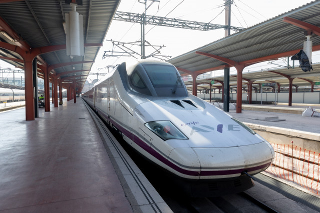 Un tren de Renfe en la estación de Chamartín-Clara Campoamor, a 2 de enero de 2025, en Madrid (España). Renfe ha informado en la mañana de hoy que a las 4:40 horas se ha subsanado la avería informática que afectaba a los trenes Talgo Avril desde ayer miér