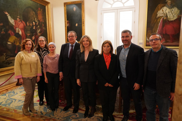 Reunión de la senadora del PP de Ourense Rosa Sánchez con el sector de la peluquería