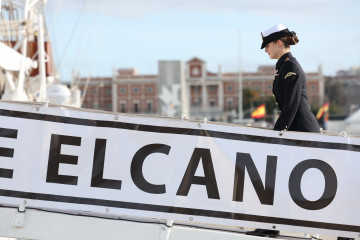 La Princesa Leonor embarcando en el buque escuela 'Juan Sebastián Elcano' en el Puerto de Cádiz, donde iniciará este sábado su instrucción como guardiamarina.