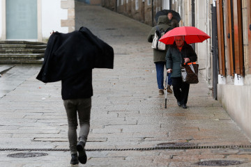 Varias personas caminan en Viveiro, a 8 de enero de 2025, en Viveiro, Lugo, Galicia (España). Durante esta mañana de miércoles, Galicia ha registrado vientos de más de 150 kilómetros por hora, en