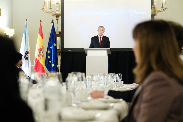 Encuentro entre Alfonso Rueda y el cuerpo consular.