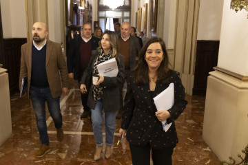 La alcaldesa de A Coruña, Inés Rey, saliendo del Salón de Plenos de la ciudad herculina