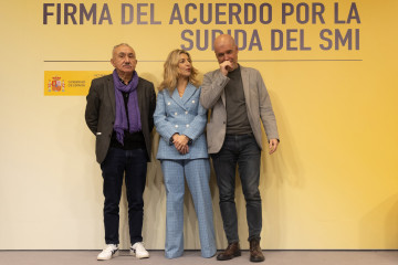 Archivo -  Yolanda Díaz, junto a los secretarios generales de CCOO, Unai Sordo, y de UGT, Pepe Álvarez, durante la firma del acuerdo para la subida del 5% del Salario Mínimo Interprofesional (SMI).