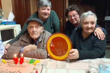 Margarida Prieto Ledo del SLG con Modesta, Heriberto e unha veciña tamén afiliada a este sindicato en una foto remitida por la organización