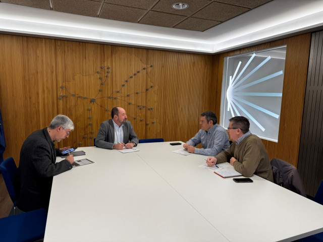 Xosé Merelles estudia con el presidente de Agalber una futura línea de colaboración en formación y gestión de albergues