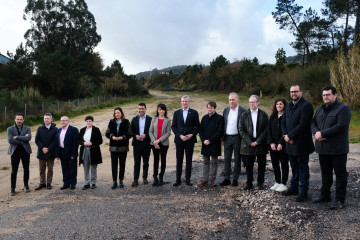 El presidente de la Xunta, Alfonso Rueda, y la conselleira María Martínez Allegue, junto a alcaldes y responsables municipales del Baixo Miño, en el acto para anunciar la licitación de un nuevo tr