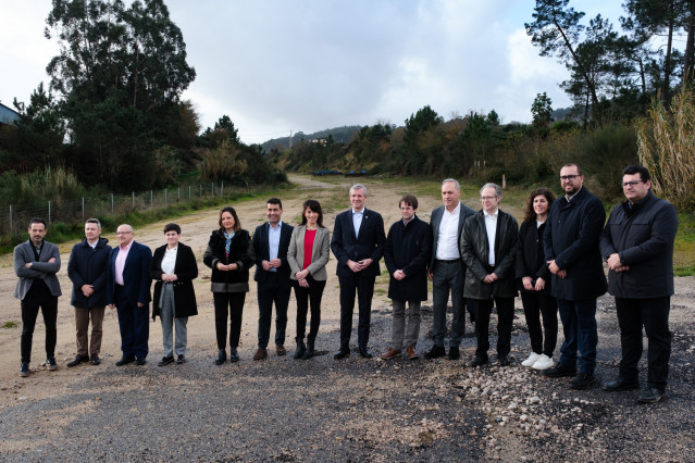 El presidente de la Xunta, Alfonso Rueda, y la conselleira María Martínez Allegue, junto a alcaldes y responsables municipales del Baixo Miño, en el acto para anunciar la licitación de un nuevo tramo de la AG-42 (Tui-A Guarda).