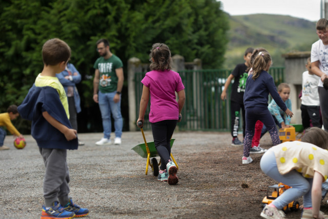 Archivo - Alumnos juegan en el patio del colegio el día que arranca el curso escolar en Galicia, en el CEIP Eduardo Cela Vila de Triacastela, a 8 de septiembre de 2022, en Triacastela, Lugo, Galicia.