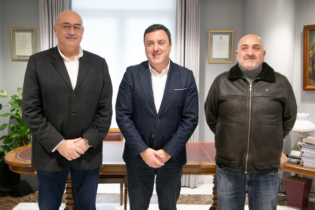 El presidente de la Diputación de A Coruña, Valentín González Formoso, firma convenios con los alcaldes de Ares y Valdoviño