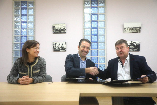 La directora xeral de Desenvolvemento Pesqueiro, Marta Villaverde, el conselleiro do Mar, Alfonso Villares, y el presidente de la Federación Galega de Cofrarías de Pescadores, José Antonio Pérez.