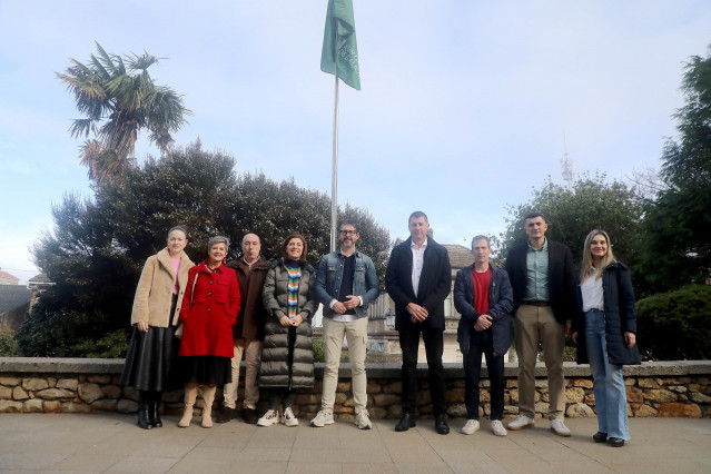 La conselleira de Medio Ambiente y Cambio Climático, Ángeles Vázquez, en el izado de la bandera verde de Porto do Son.