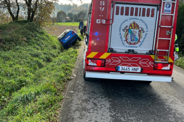 Vehículo volcado en Dodro (A Coruña).