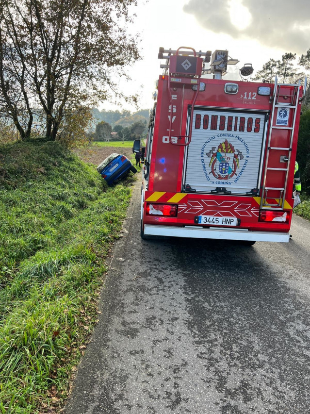 Vehículo volcado en Dodro (A Coruña).