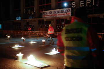 Trabajadores de Alcoa se concentran frente al de Ayuntamiento de Xove. A 11 de enero de 2025 en Xove (Lugo).