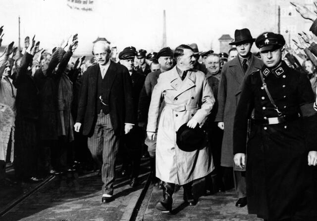 Adolf Hitler asiste a una reuniu00f3n de trabajadores de Siemens con Karl Friedrich von Siemens. El motivo es un discurso antes de las elecciones al Reichstag de 1933 en la planta de dinamos de Siemens en Nonnenallee.