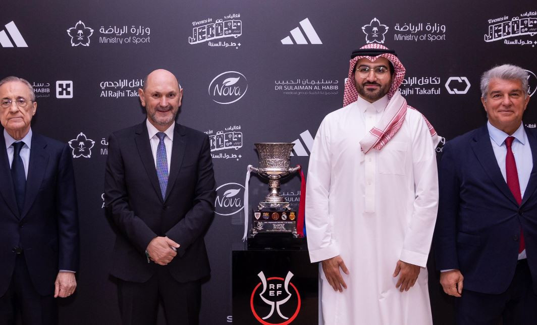 El viceministro de Deportes de Arabia Saudu00ed, Badr bin Abdulrahman Al Qadi junto a Rafael Loizu00e1n en la presentaciu00f3n de la Supercopa 2025 en una foto de la RFEF