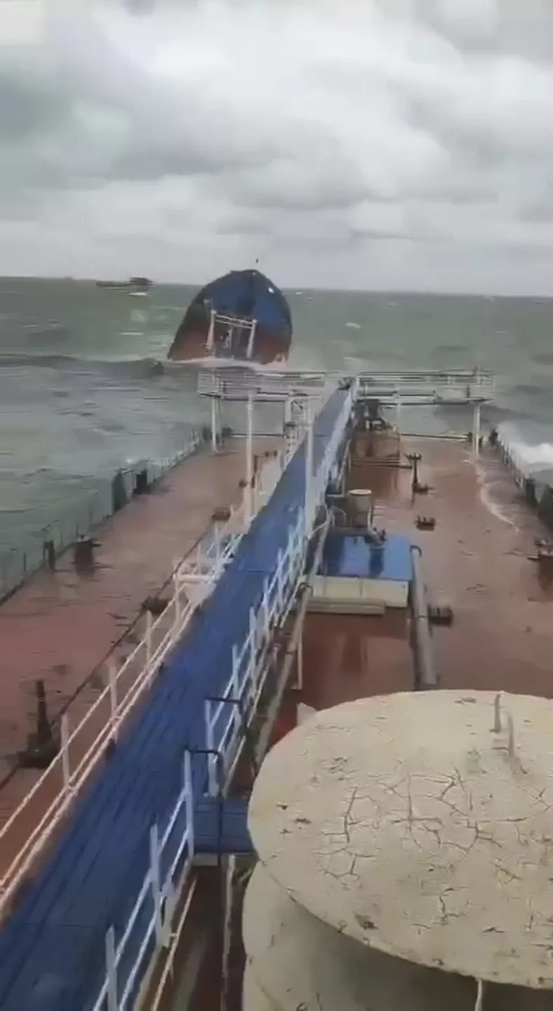 Foto extrau00edda de un video publicado por la Fiscalu00eda de Transporte del Sur de Rusia de la proa de un petrolero Volgoneft 212 hundiu00e9ndoseen alta mar en el estrecho de Kerch el domingo 15 de diciembre de 2024  