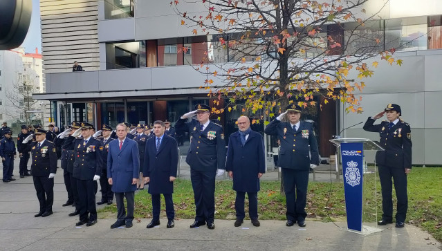 Acto de descubrimiento de una placa para inaugurar en Vigo la nueva Plaza de la Policía Nacional, con presencia del delegado del Gobierno, Pedro Blanco; el alcalde, Abel Caballero; mandos policiales y otras autoridades.