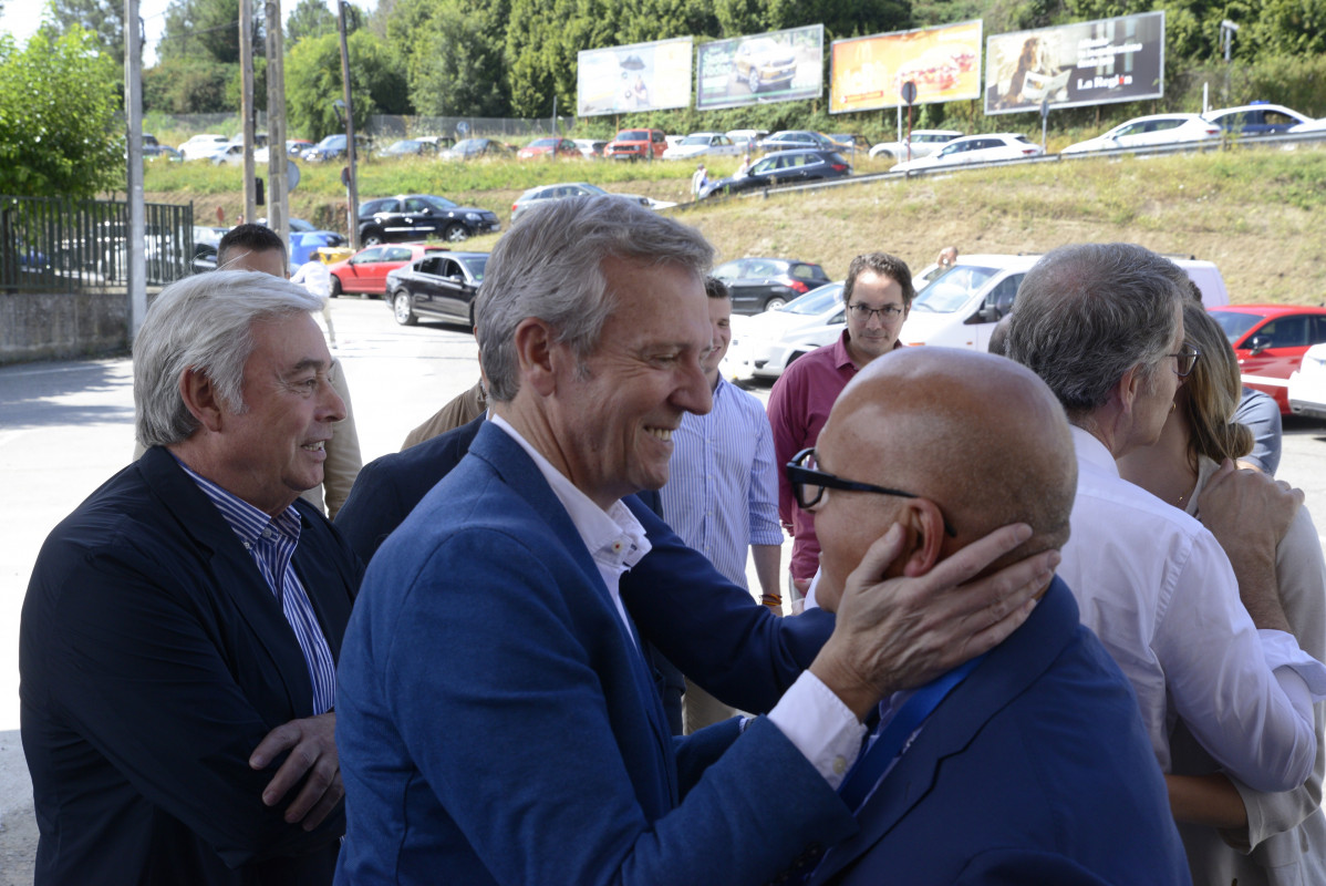 Archivo - Alfonso Rueda y Manuel Baltar se saludan.