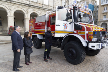 Cesión de un vehículo de emergencias al municipio de Oleiros tras la firma de un convenio entre su regidor, Ángel García Seoane, y la alcaldesa herculina, Inés Rey