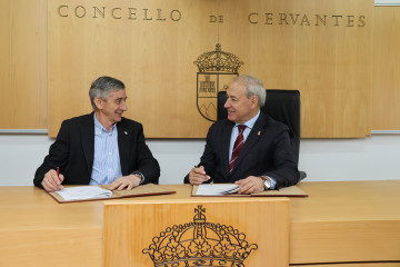 El presidente de la Diputación de Lugo, José Tomé, y el alcalde de Cervantes, Benigno Gómez, firman un convenio de colaboración.