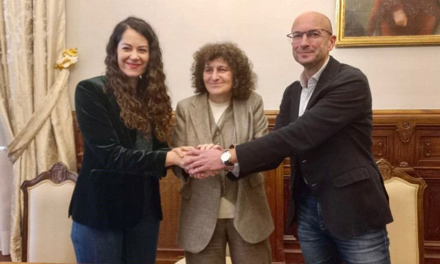 La alcaldesa de Santiago, Goretti Sanmartín, en representación del BNG, la teniente de alcaldesa, María Rozas, en representación de Compostela Aberta, y el portavoz del grupo municipal socialista, Gonzalo Muíños, sellan el acuerdo de presupuestos 2025.