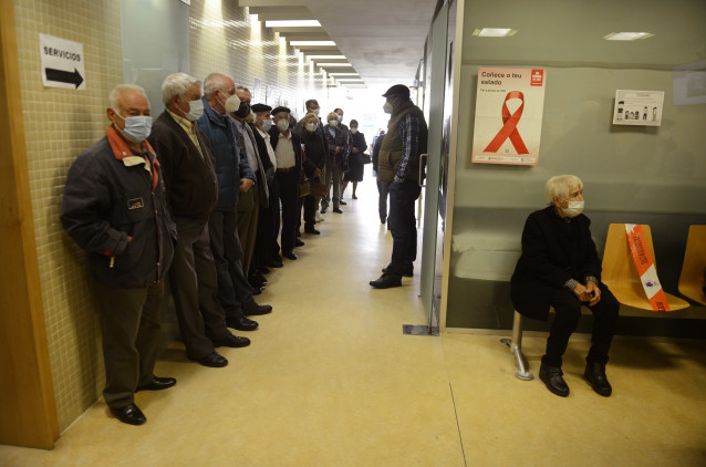 Archivo - Una fila de ancianos espera en el interior de un Centro de Salud para recibir la vacuna contra la gripe, a 25 de octubre de 2021, en Ourense, Galicia, (España). El Servizo Galego de Saúde (Sergas) amplia desde este lunes la vacunación antigripal