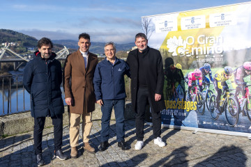 Presentación de la etapa ourensana de O Gran Camiño 2025 con el presidente de la diputación, Luis Menor, el director de la prueba, Ezequiel Mosquera, y el también exciclista Óscar Pereiro.