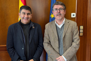 Reunión entre el delegado del Gobierno, Pedro Blanco, y el alcalde de Outes, Manuel González.