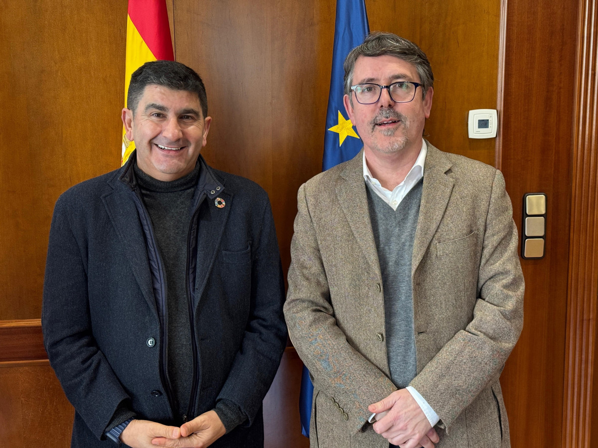 Reunión entre el delegado del Gobierno, Pedro Blanco, y el alcalde de Outes, Manuel González.