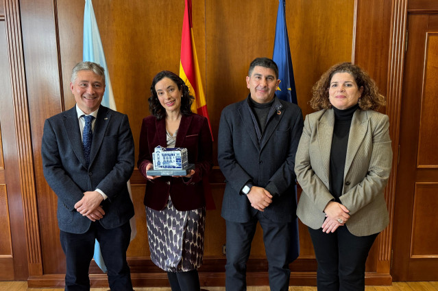 El delegado del Gobierno en Galicia, Pedro Blanco, recibe a la investigadora Cristina Blanco Sío-López