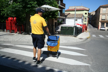 Archivo - Los carteros rurales de Correos.