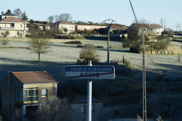 Archivo - Pueblo de Loureses desde Aguís en el concello de Os Blancos, a 24 de enero de 2023, en Ourense, Galicia (España). Ourense ha amanecido hoy con temperaturas bajo cero en casi toda la provin