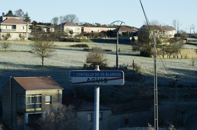 Archivo - Pueblo de Loureses desde Aguís en el concello de Os Blancos, a 24 de enero de 2023, en Ourense, Galicia (España). Ourense ha amanecido hoy con temperaturas bajo cero en casi toda la provincia, especialmente en algunos puntos en los que se ha lle