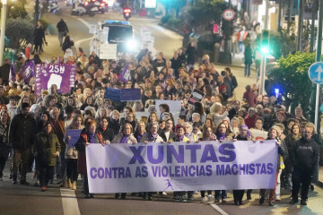 Archivo - Decenas de personas durante la manifestación por el 25N convocada por la Rede de Mulleres contra os Malos tratos, a 25 de noviembre de 2024, en Vigo, Galicia (España). La manifestación se