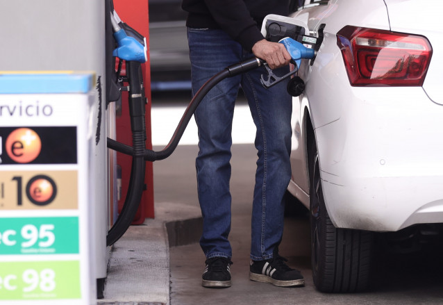 Archivo - Un hombre inyecta carburante a su coche.