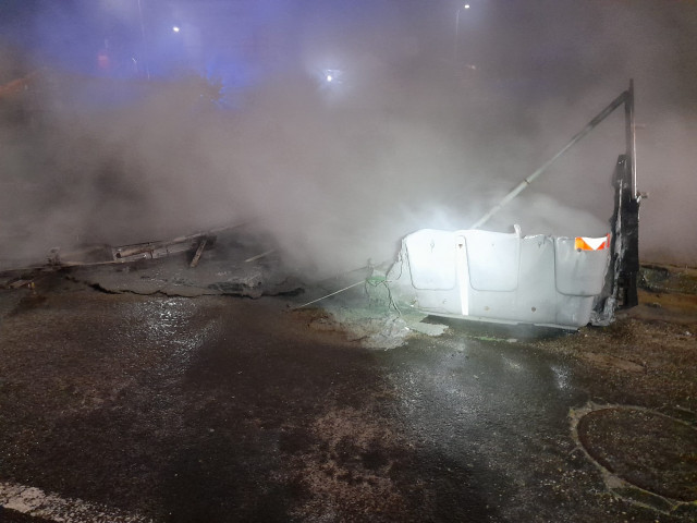 Los bomberos del parque provincial de Ribeira (A Coruña) extinguen un incendio que afectó a cuatro contenedores en Aguiño y , en menor medida, a las ventanas de una vivienda y a un poste telefónico