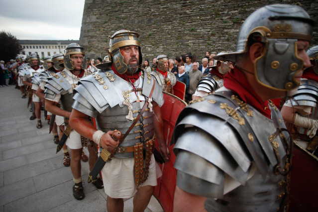 Archivo - Decenas de personas participan el desfile de tropas durante la fiesta Arde Lucus 2024, a 15 de junio de 2024, en Lugo