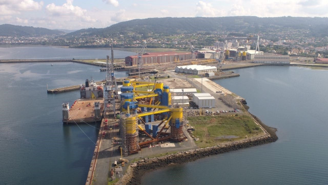 Archivo - Estructuras flotantes en las instalaciones de Navantia Fene.