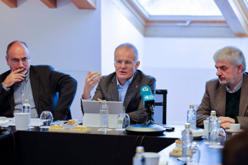 De izquierda a derecha, Melchor Fernández, catedrático de la USC; Pedro Veiga, director general de Planificación Estratégica de ABANCA, y Manuel Fernández, profesor de la USC